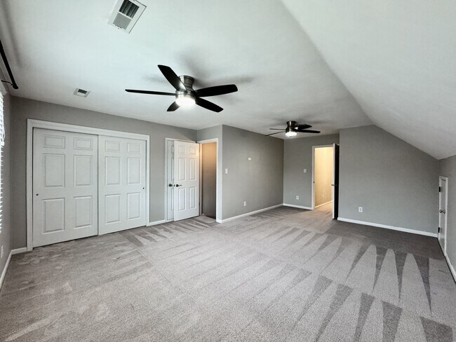 Building Photo - 4-Bedroom Home In Great Neck Meadows! Ready NOW!!! Fenced Backyard! HUGE Corner Lot! Dog Friendly!
