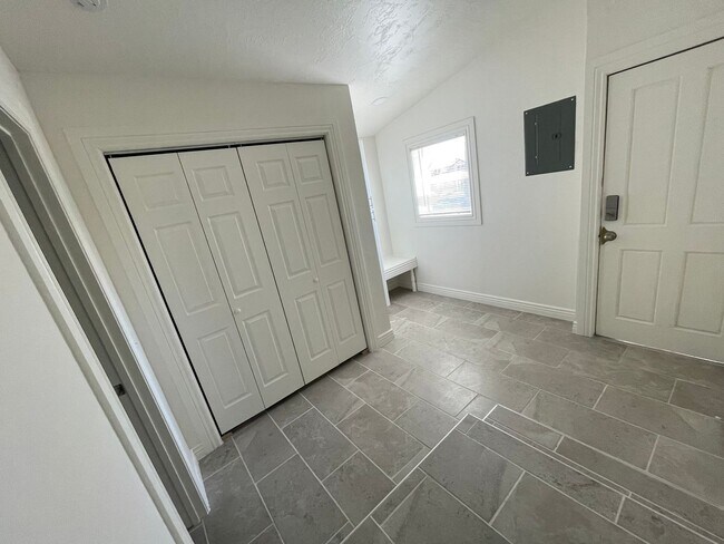 Building Photo - Newly Renovated 4 bedroom with land!
