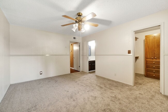 Building Photo - 1564 E Escalon Ave