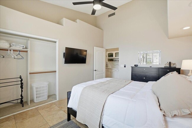 Building Photo - 1909 E Coral Tree Dr