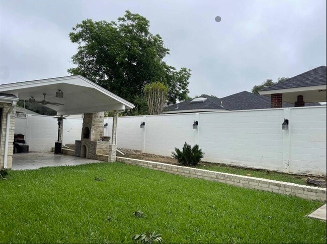 Building Photo - 1717 Woodland Dr