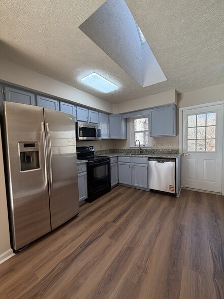 Kitchen to rear - 2721 Linden Ln