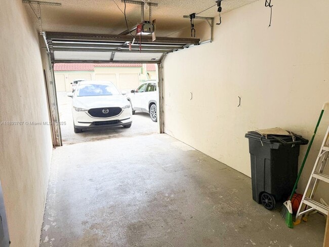 Building Photo - 12 Lexington Ln E