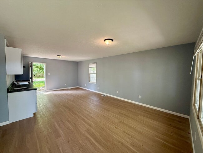 Building Photo - 3 Bed 1 Bath Home - Vouchers Accepted