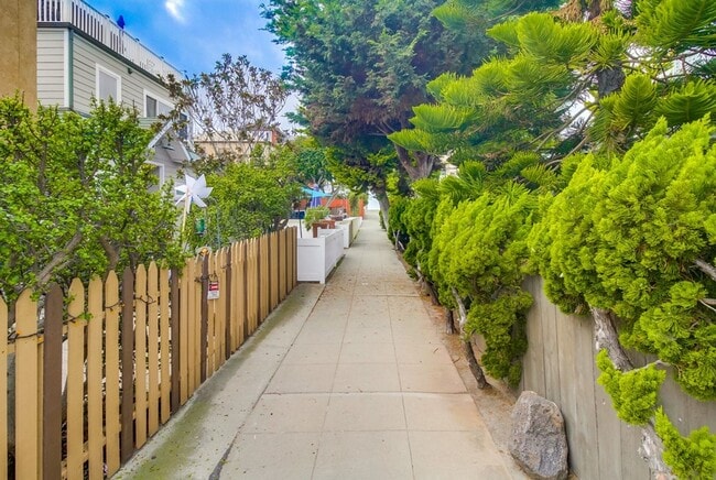 Building Photo - Cozy Home Between Mission Beach and Missio...
