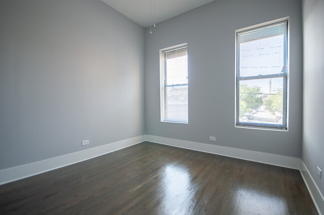 Building Photo - 1040 W 18th St