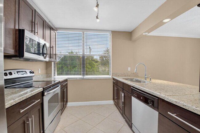 Building Photo - 450 Egret Cir
