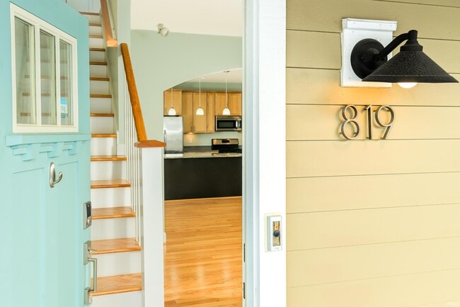 Building Photo - 819 S Morton St