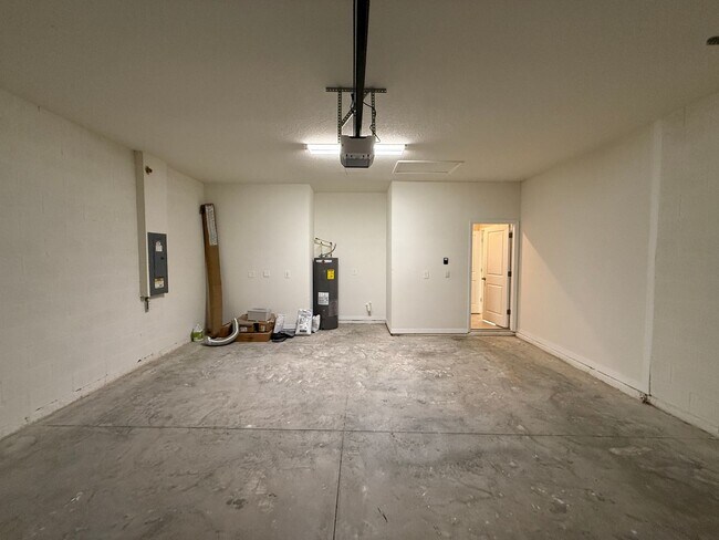 Building Photo - 3 Bedroom 2.5 Bath Single Family Home Prom...
