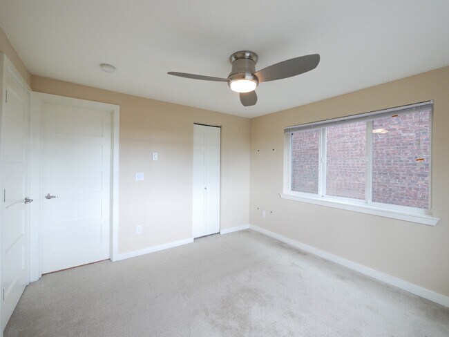 Building Photo - Exceptional Condo in Capitol Hill Available for Rent!