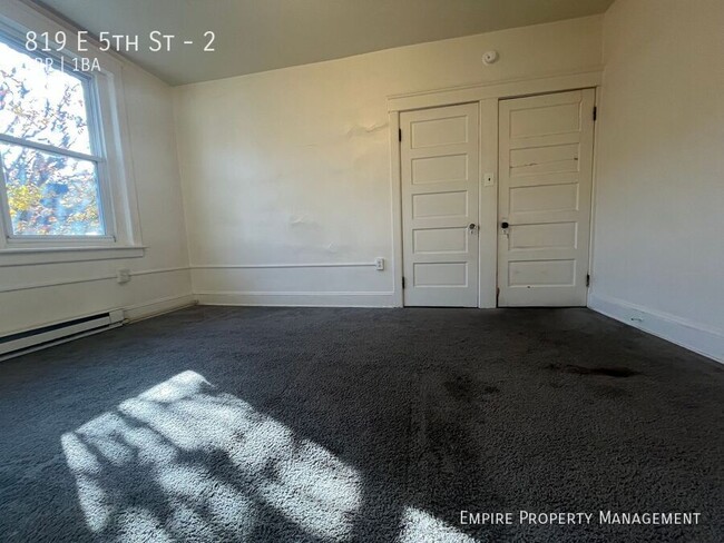 Building Photo - Available Now! 2nd and 3rd Floor: 4 Bedroo...