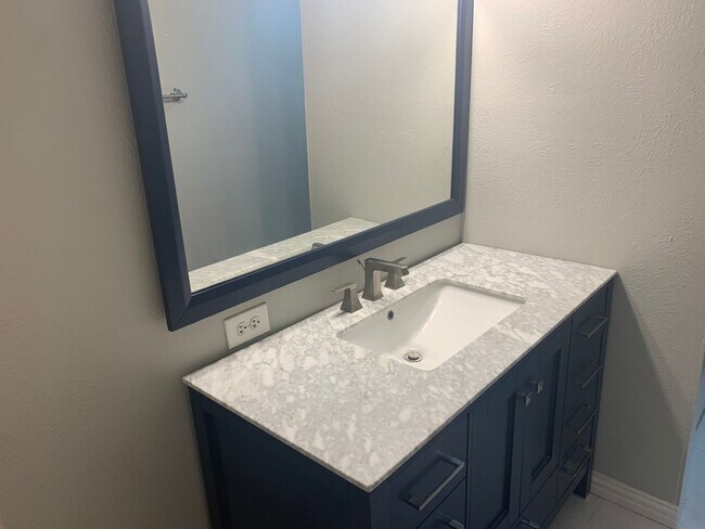 Building Photo - Modern 2 Bedroom, 2 Bathroom Condo in the Heart of Vibrant Oaklawn!