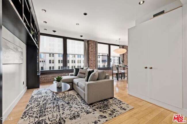 Building Photo - 460 S Spring St