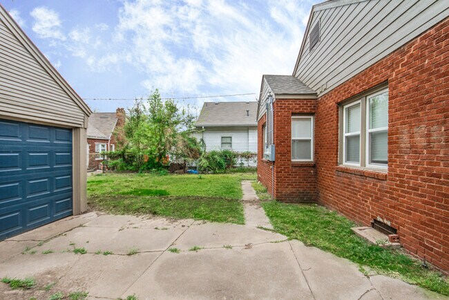 Building Photo - Charming Duplex 1/1 Duplex With Storage!