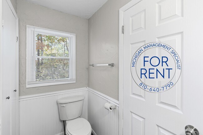 Building Photo - 2429 Lincoln Manor Dr