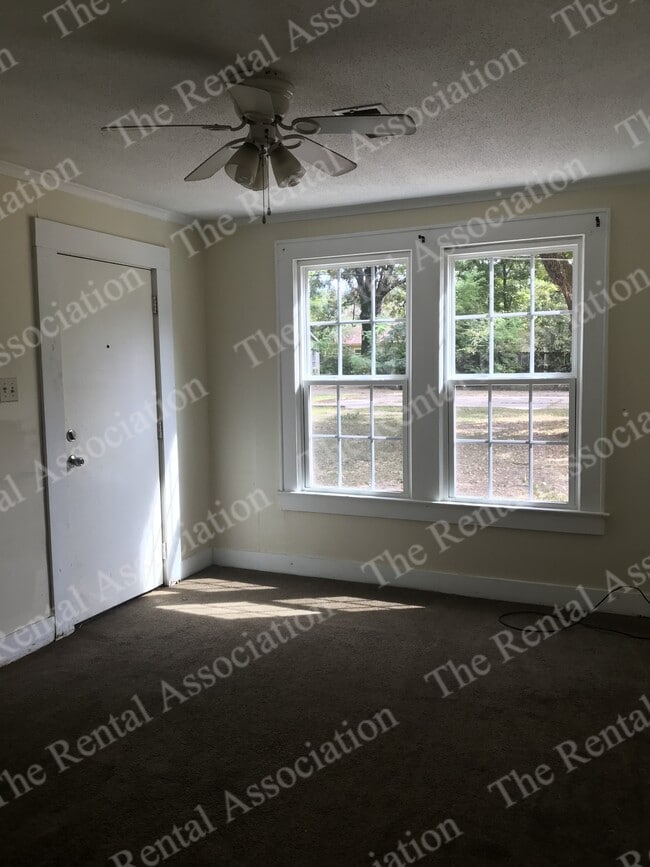 Building Photo - 1202 N McGuire Ave