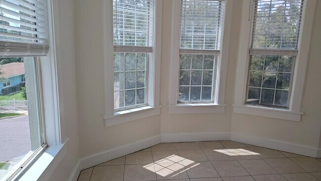 Building Photo - 2002 7th Ave W