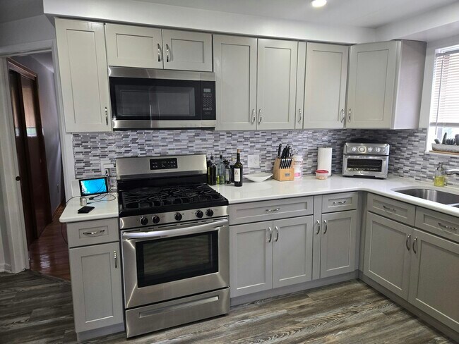 Building Photo - 205 Meadowlawn Rd