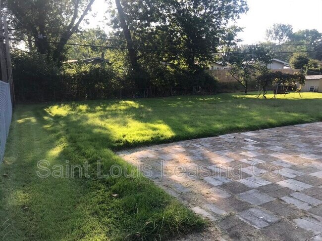 Building Photo - 370 St Edward Ln