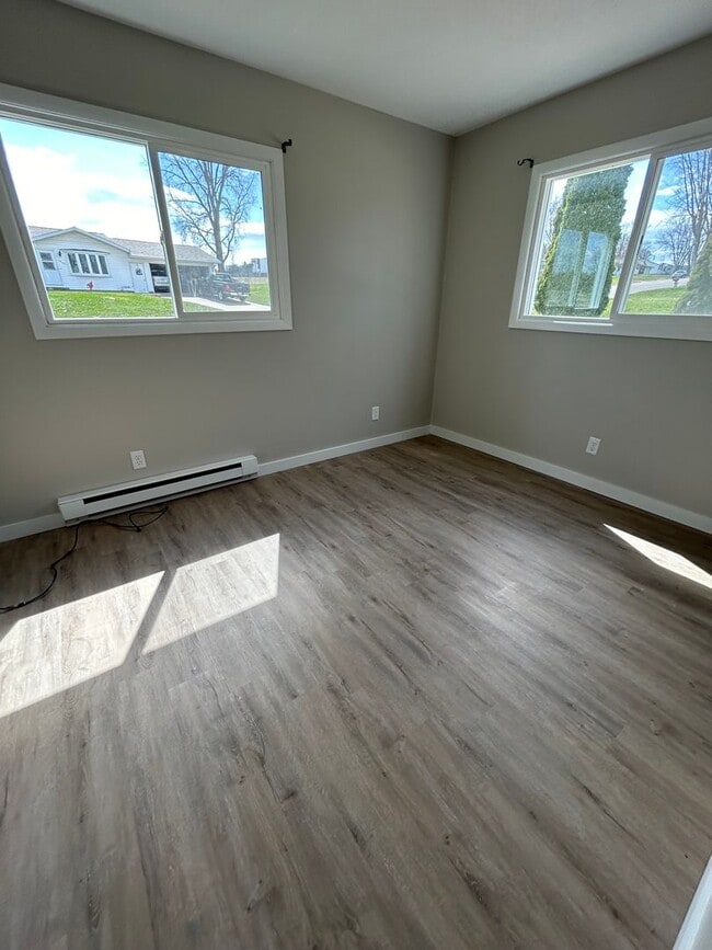 Building Photo - Recently Renovated 2 Bedroom Apartment