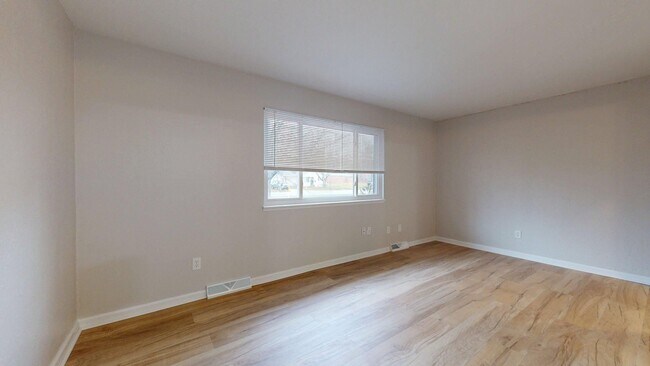 Building Photo - Elyria - updated 3 bed/1 bath townhouses for rent!