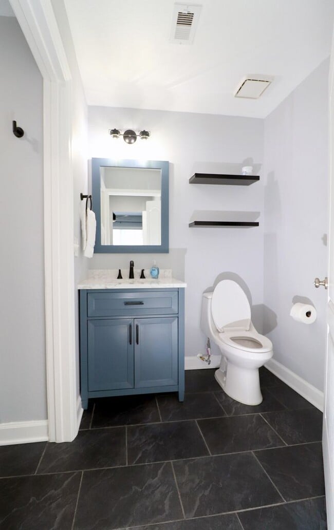 Building Photo - Newly renovated first floor condo! 2 bedrooms