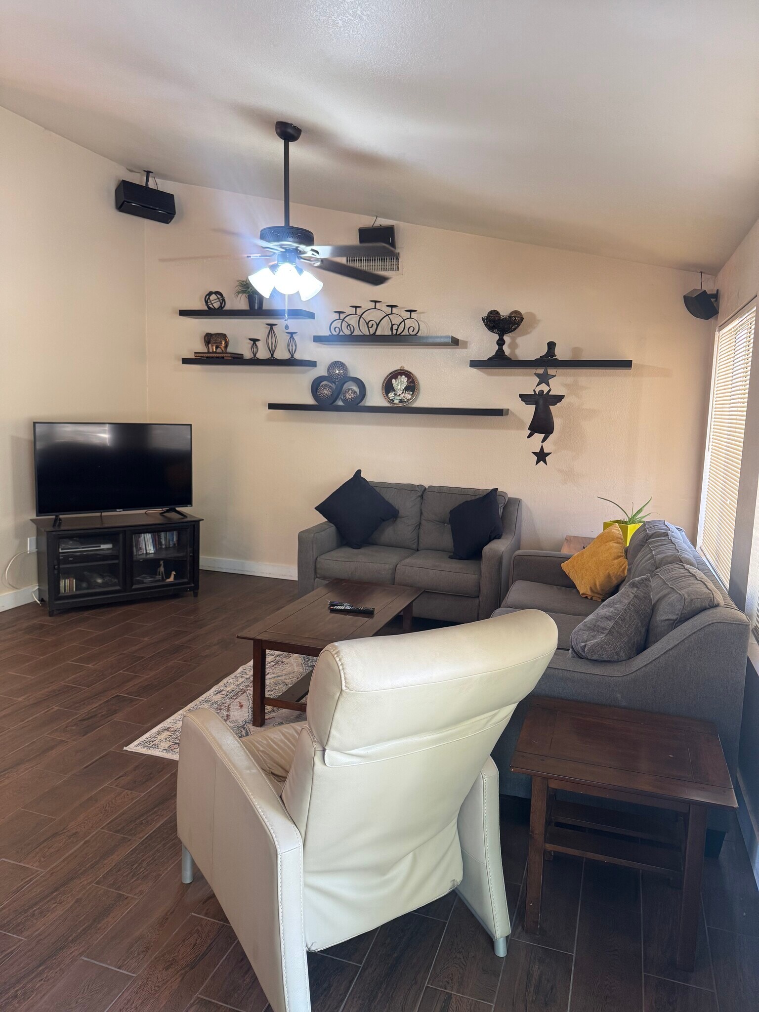 Building Photo - 10322 W San Juan Ave