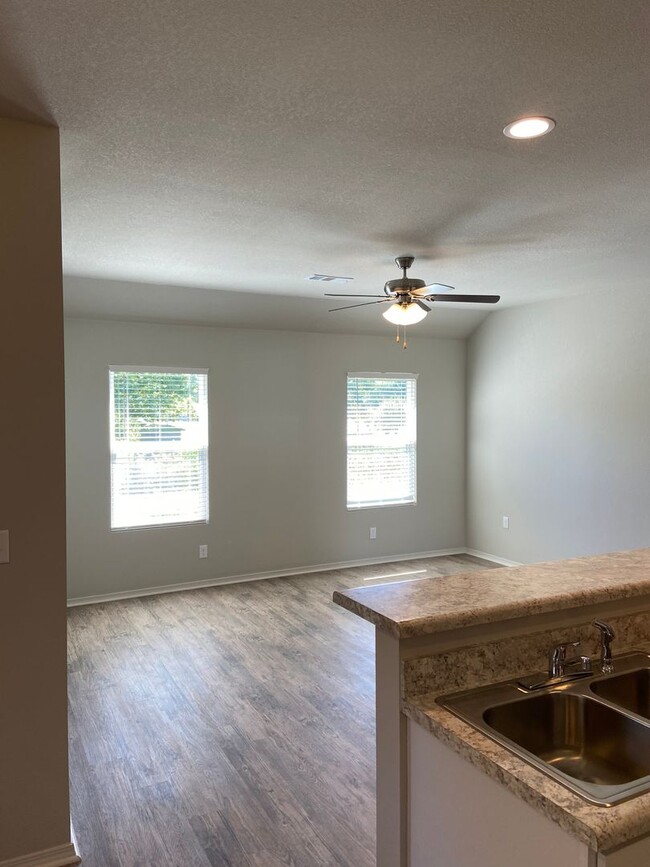 Building Photo - *Pre-leasing* Three Bedroom | Two Bathroom...