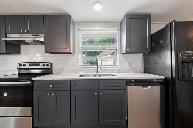 Building Photo - 3 bed 2 bath