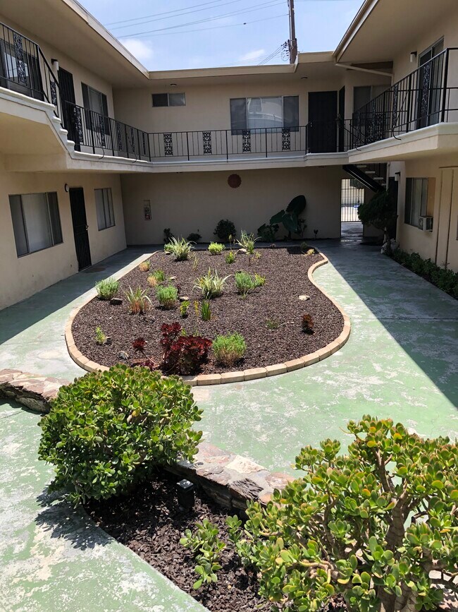Courtyard - 6110 Seville Ave