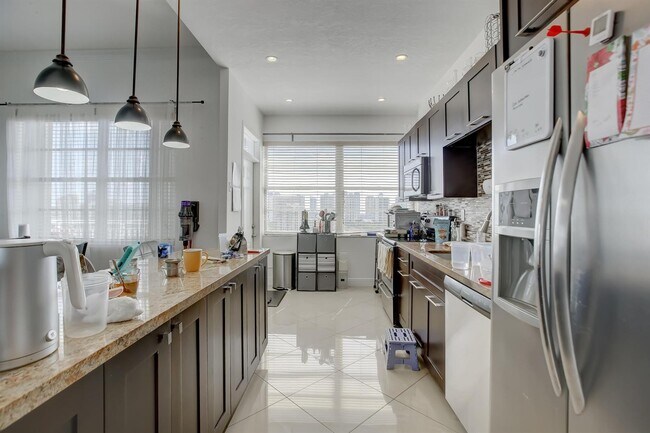 Building Photo - 18041 Biscayne Blvd