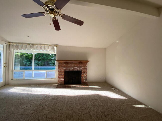 Building Photo - 1217 W Tenaya Way