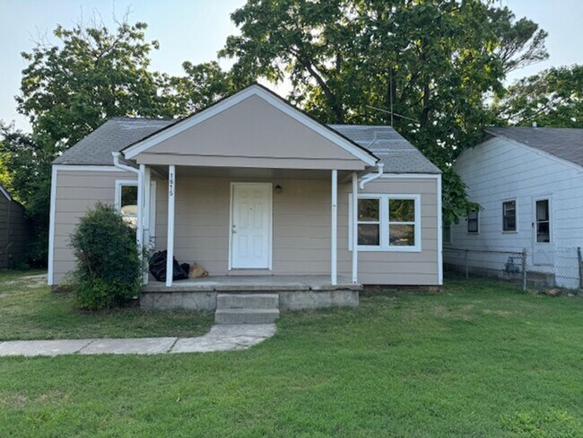 Primary Photo - 1615 S Oak Ave