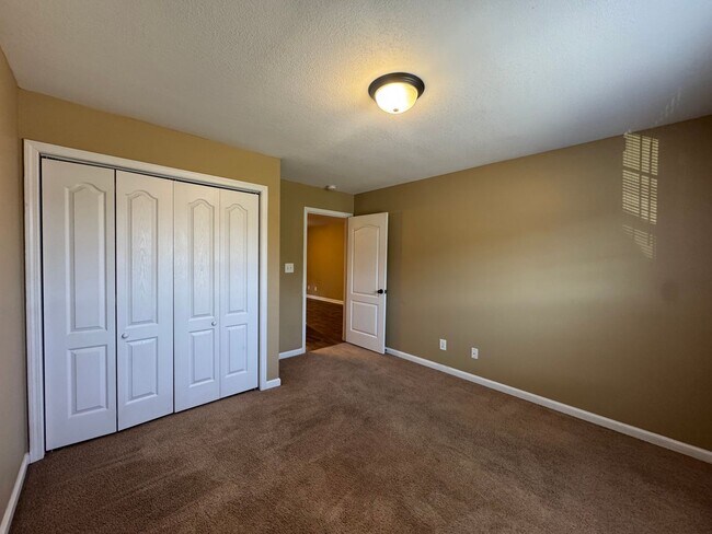 Building Photo - 1727 Thistlewood Dr