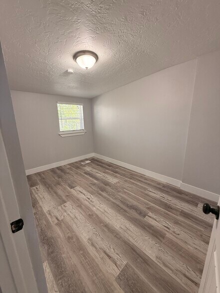 Building Photo - 1085 S 200 W