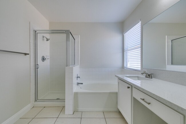 Building Photo - Charming 3 bedroom, 2.5 bathroom home near Summerlin