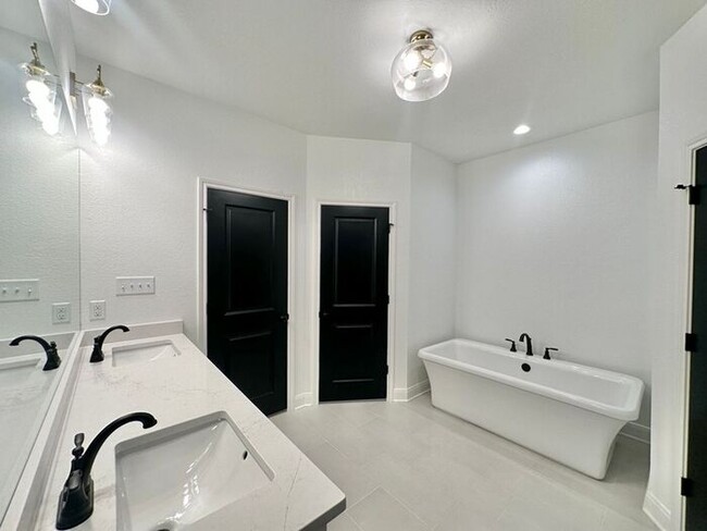 Building Photo - Available Now! Luxurious 3 Bedroom 2 Bath ...