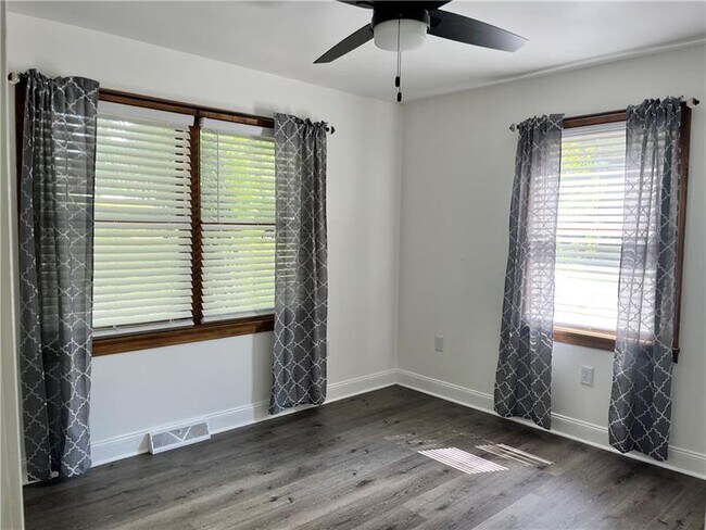 Building Photo - 329 Stoney Hollow Rd