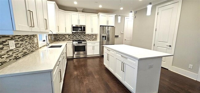 Building Photo - 1993 Memorial Dr SE