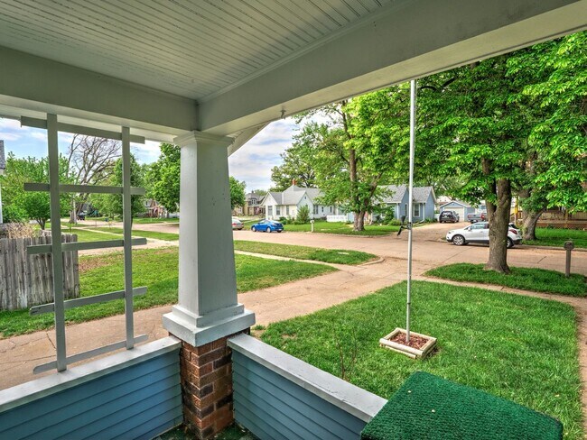 Building Photo - 3 Bedroom / 1 Bath Home with Washer/Dryer ...