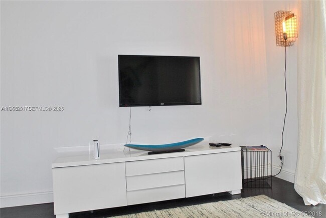 Building Photo - 61 Collins Ave