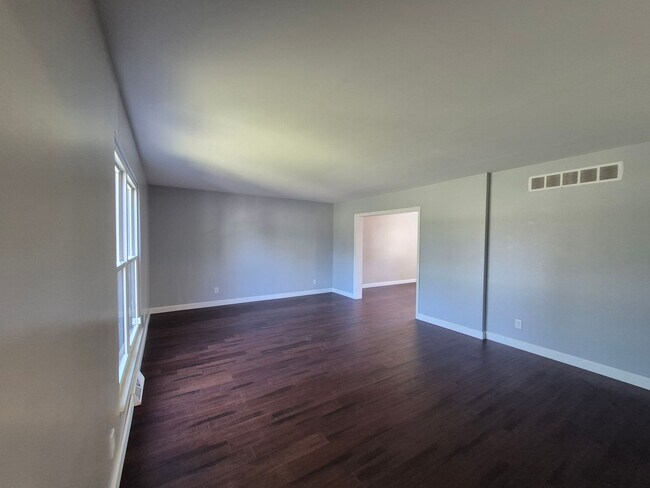 Building Photo - Large 2 story home!!