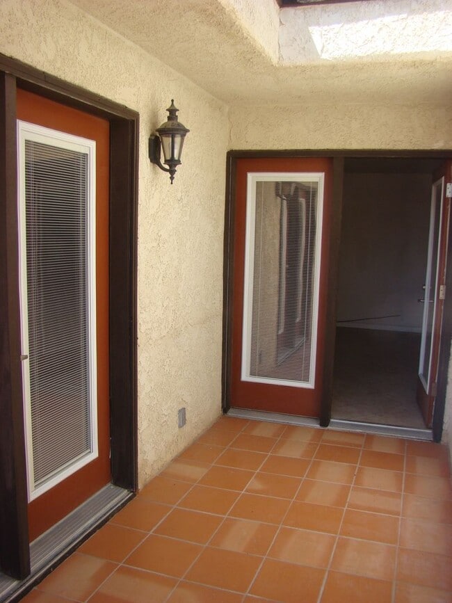 Building Photo - Spacious 3 bedroom, 3 bath, condo with a l...