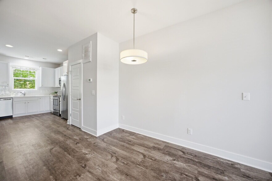 Building Photo - 2800 Bedford Green Dr