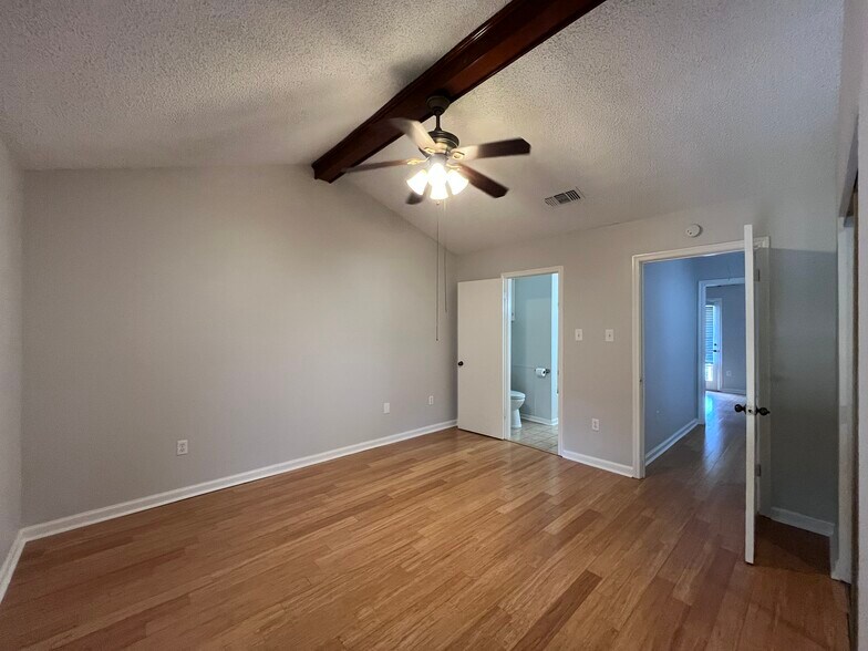 Building Photo - 402 Longwood Ct