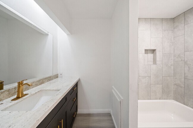 Building Photo - For Lease | 3 Bed, 2 Bath | 1,446 Sq Ft | Greengate Place|