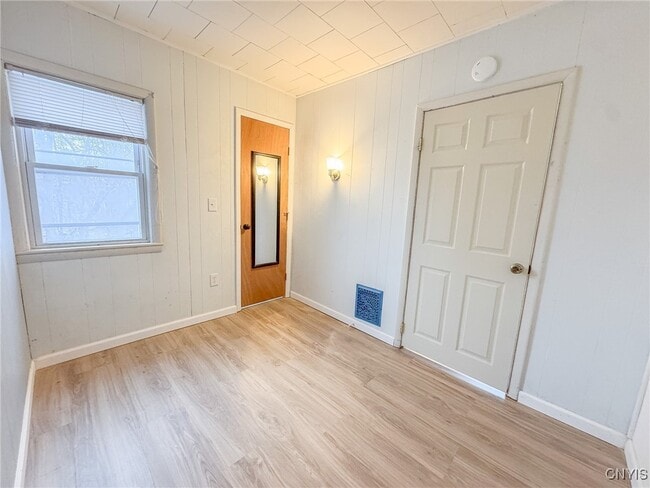 Building Photo - 10 Beach Ave