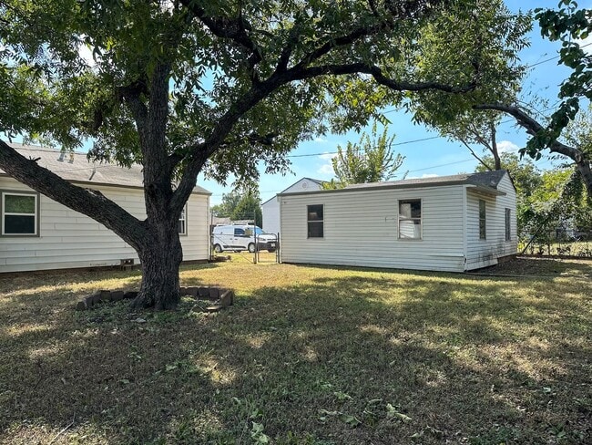 Building Photo - 2 Bed / 1 Bath / Detached Garage