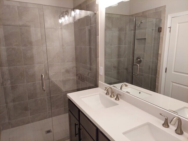 Building Photo - In-Town Townhome for rent in Monroe Heights!