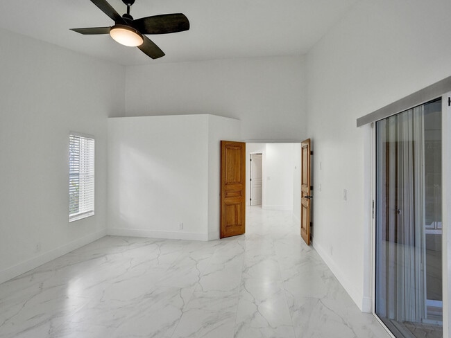 Building Photo - 762 Crescent Way